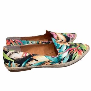 Tropical print pointed toe flats